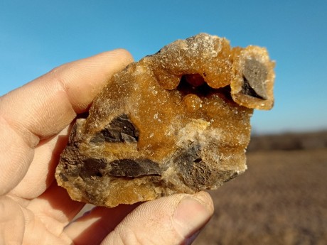 TAKÉ SE ZDE OBJEVIL DOLOMIT ZAJÍMAVÉ, ŽLUTÉ AŽ MEDOVÉ, BARVY