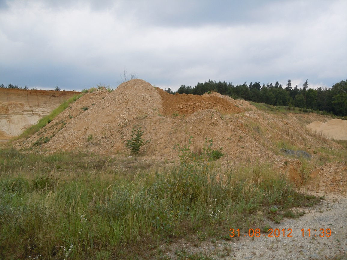 HROMADA MATERIÁLU, KTERÝ NEPROŠEL PŘES SÍTO