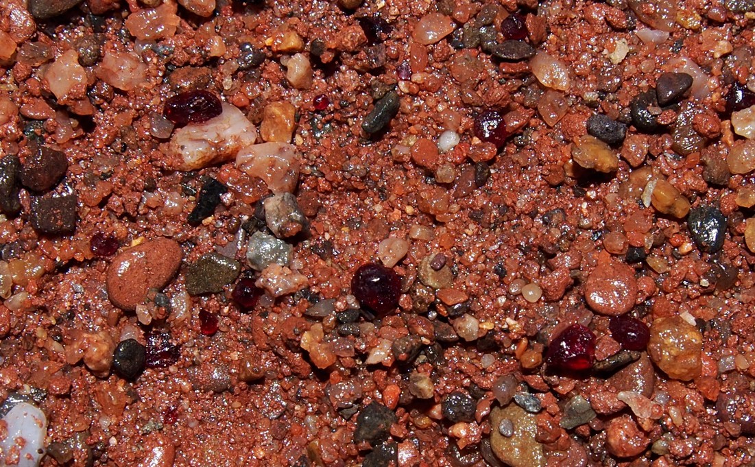 PŘI ODPLAVOVÁNÍ MATERIÁLU SE ZAČNOU UKAZOVAT GRANÁTY