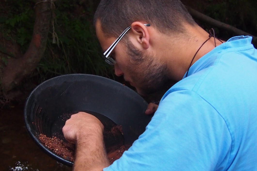 NA VRCH RÝŽOVACÍHO TALÍŘE JSEM SI ODKLÁDAL VĚTŠÍ GRANÁTY