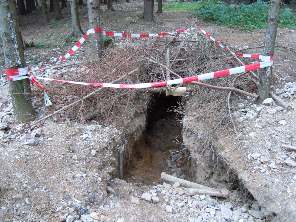 KOPÁČI SI ZDE DOKONCE VYROBILI MALOU ŠACHTIČKU