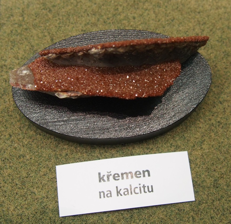 ČERVENÉ KRYSTALY KŘEMENE NA LIŠTOVITÝCH KRYSTALECH KALCITU