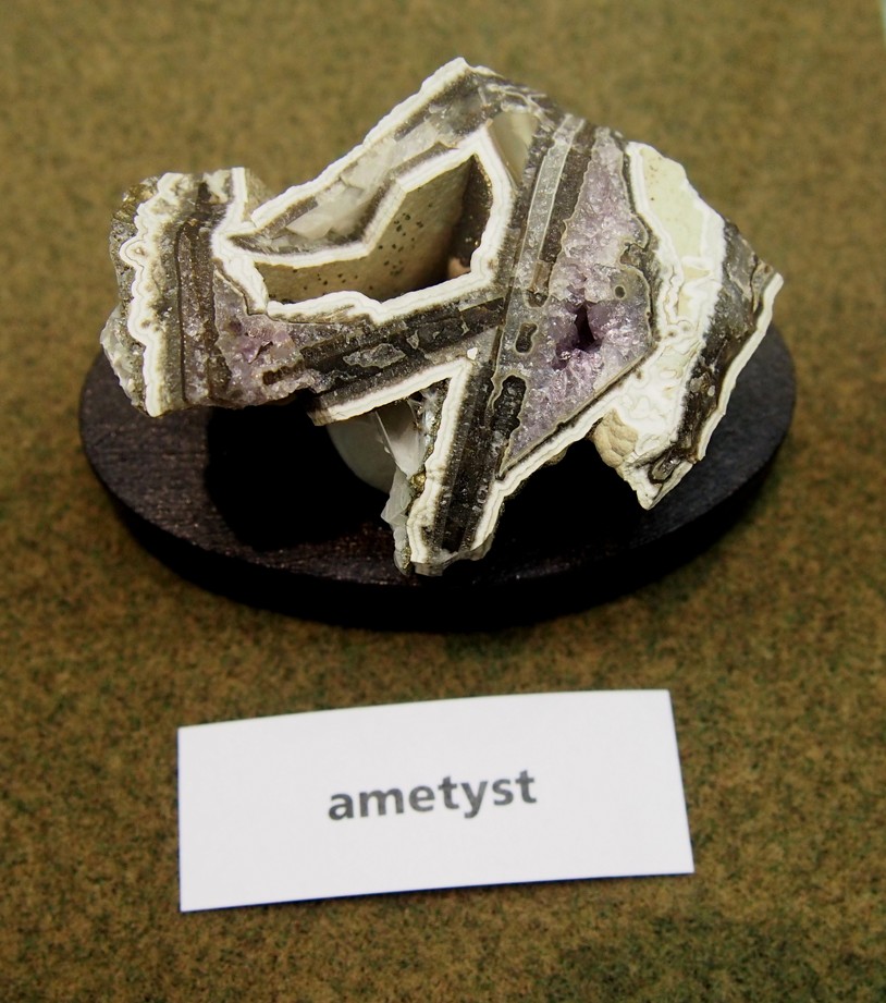 SYMPATICKÝ VZOREK AMETYSTU