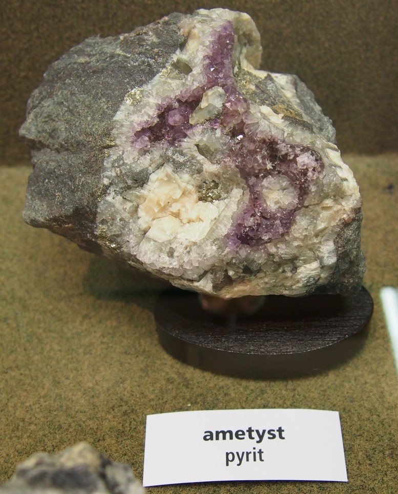 VĚTŠÍ VZOREK AMETYSTU