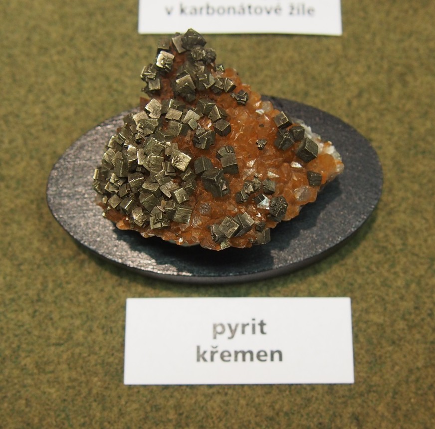 KRYCHLE PYRITU NA KŘEMENI