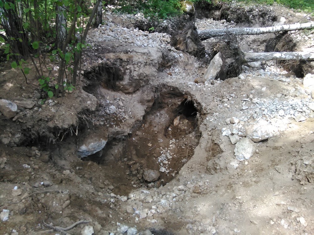 ROZKOPANÉ MÍSTO NEDALEKO STŘELECKÉHO DOLU