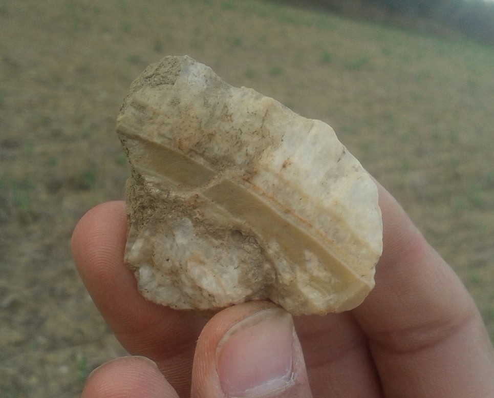 ZAJÍMAVÝ VZOREK KŘEMENE S PROUŽKEM CHALCEDONU
