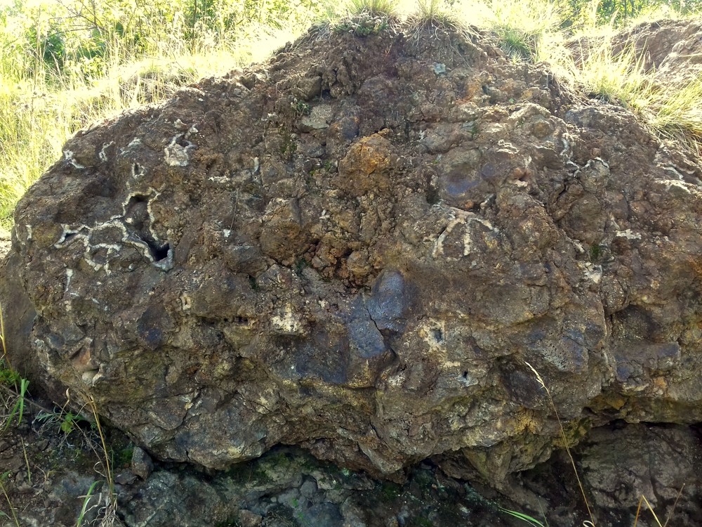 POLOHA PLNÁ KALCITOVÝCH DUTIN