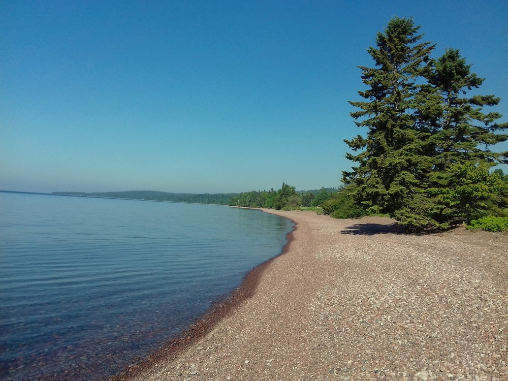 PLÁŽ NA SEVERNÍM POBŘEŽÍ LAKE SUPERIOR NEDALEKO MĚSTA GRAND MARAIS