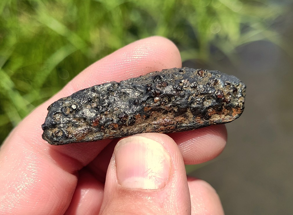PŘI PROMÝVÁNÍ VYKOPANÉHO MATERIÁLU JSEM NAŠEL GRANÁTY ZAROSTLÉ V MATEČNÍ HORNINĚ