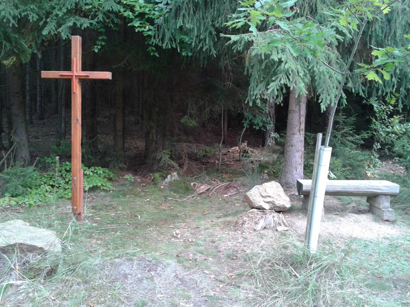 DŘEVĚNÝ KŘÍŽ NEDALEKO NEČINNÉ PÍSKOVNY