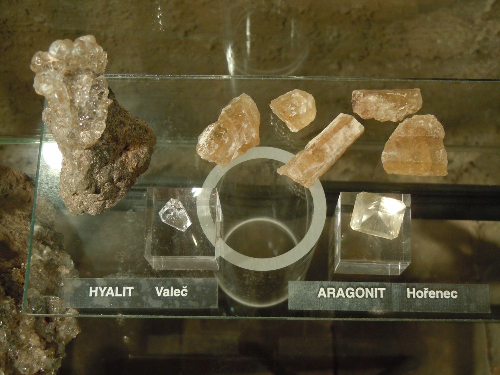 BROUŠENÝ HYALIT A ARAGONIT - Valeč, Hořenec