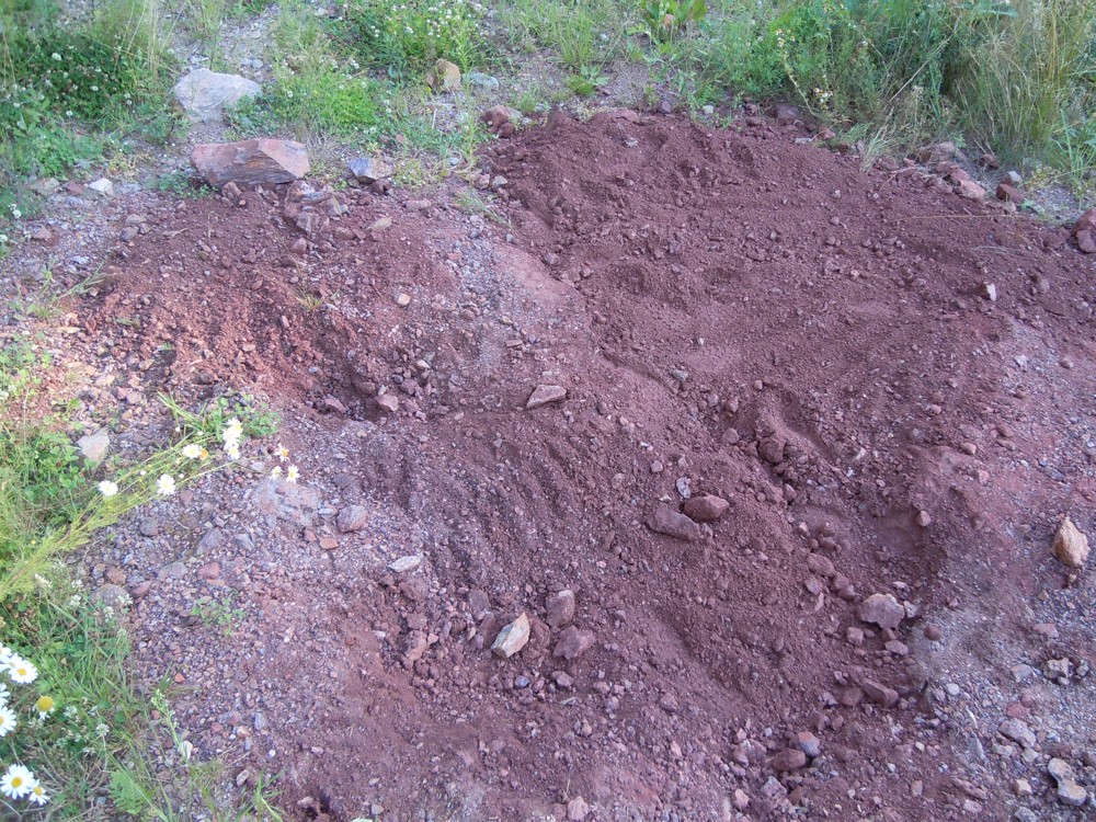 NA TOMTO MÍSTĚ JSEM NAŠEL NĚKOLIK HEMATITŮ (I PÁR MALÝCH LEBNÍKŮ)